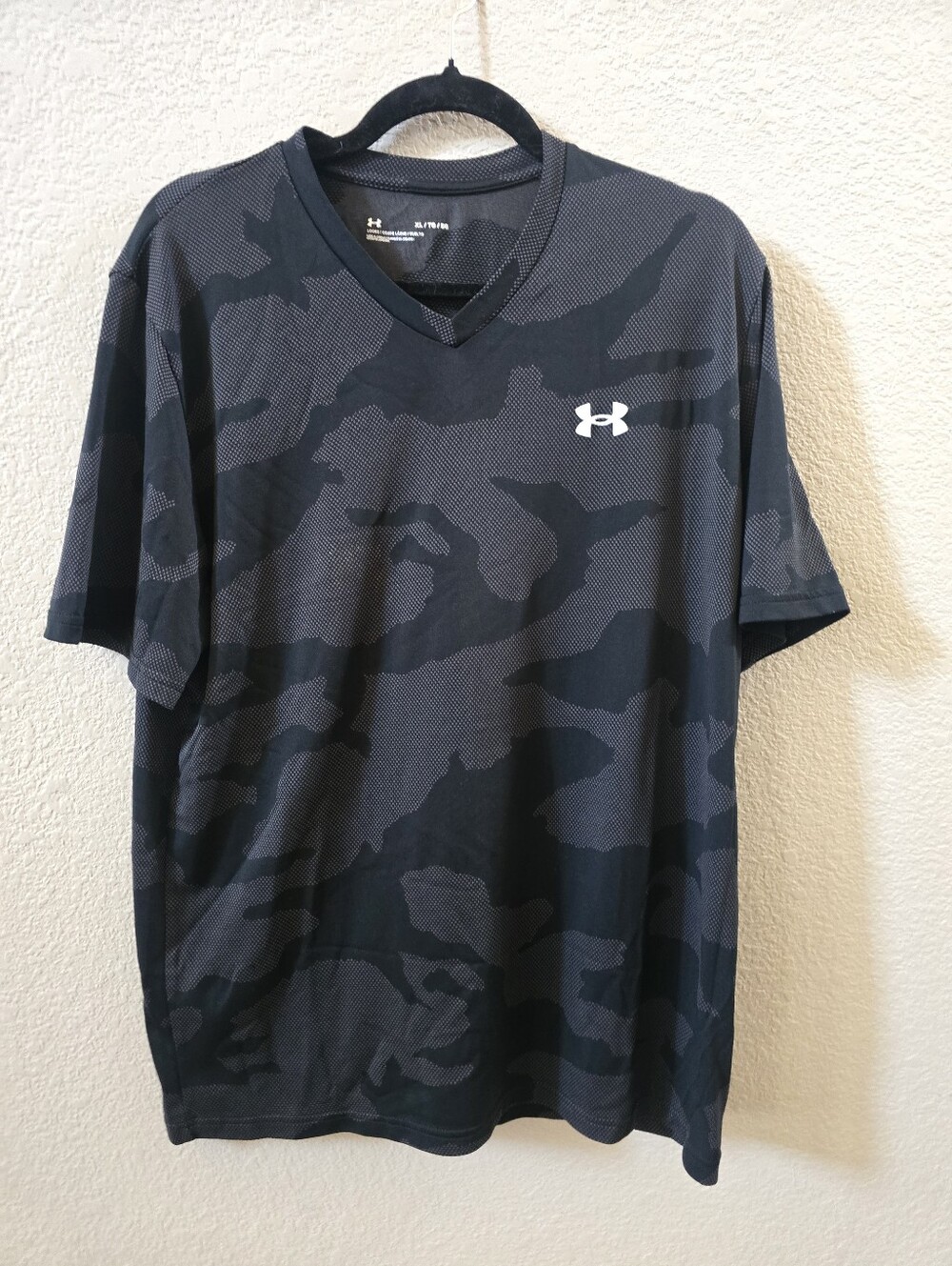 Under Armour Men’s Black and Gray Camo V-Neck Athletic Shirt Sz. XL